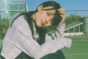 马思纯露元气甜笑 双马尾背带裤似少女