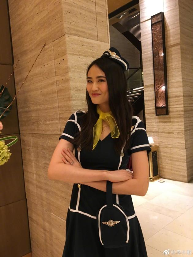 李小鹏晒出老婆穿空姐制服的照片