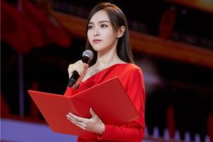 唐嫣一袭红裙朗诵诗歌 五官精致美腿长