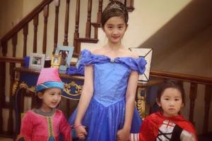 多多头戴皇冠气质出众 牵手多妹似公主