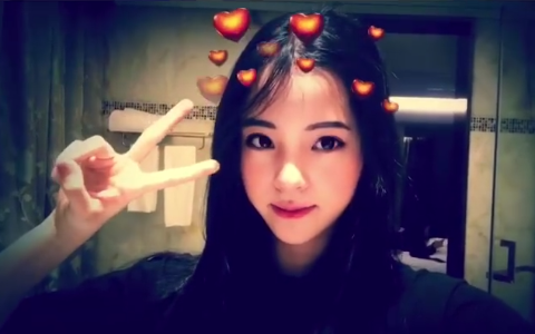 真会玩!欧阳娜娜玩心大发 鬼脸秒变笑脸萌翻了