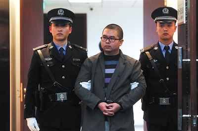 2016年12月30日，被告人李斯达被带上法庭。北京市三中院一审判处李斯达死刑。新京报记者 王贵彬 摄