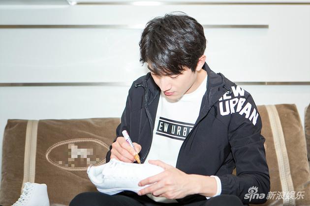 林更新直播 沉迷 娃娃机 感激粉丝撩爆少女心|林