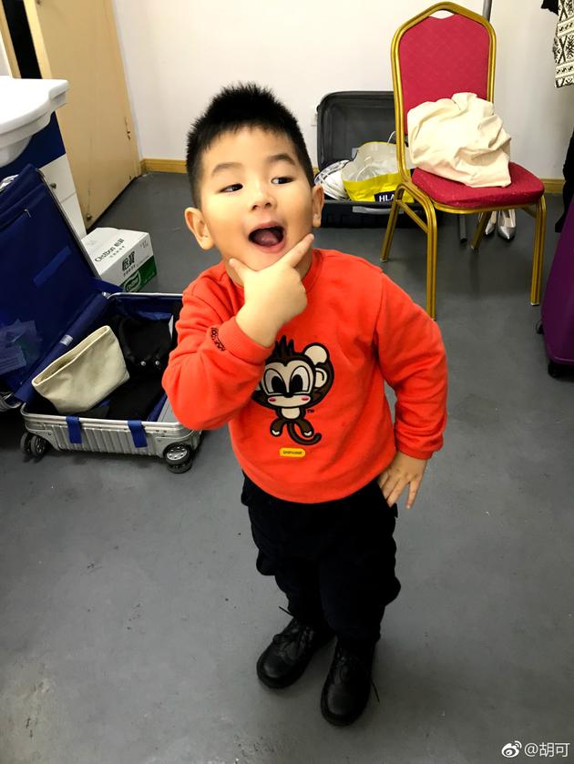 胡可晒小鱼儿搞怪照片