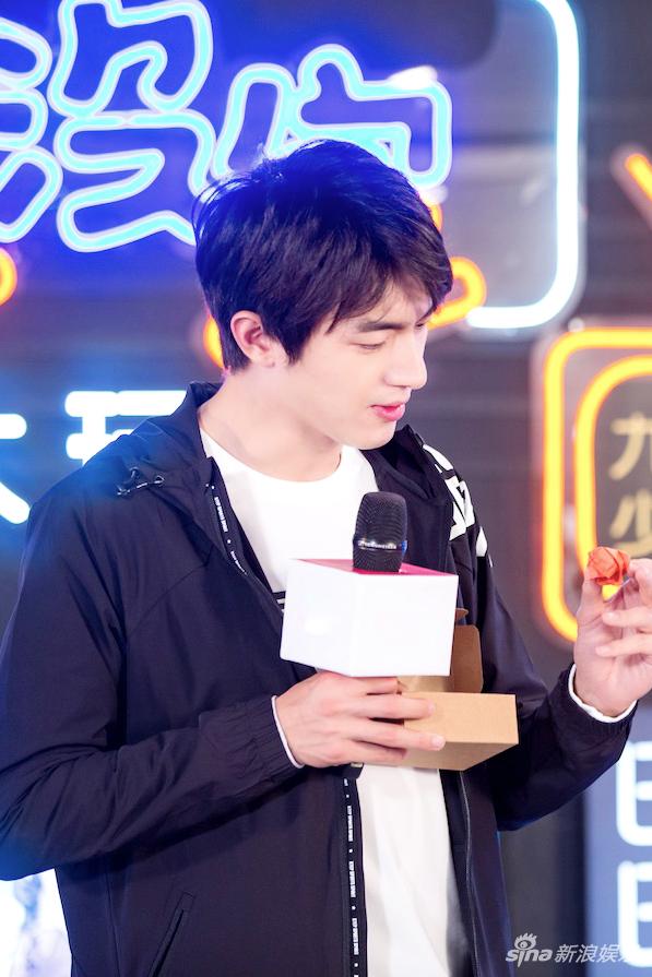 林更新直播 沉迷 娃娃机 感激粉丝撩爆少女心|林