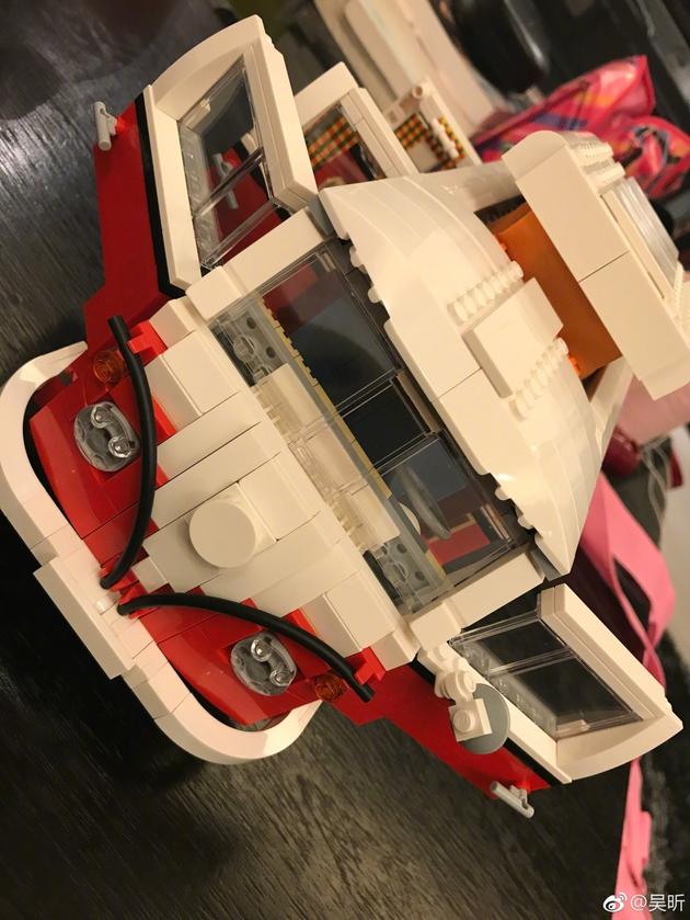 吴昕童心大发玩拼装积木 自侃干装修会是一把