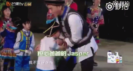 Jasper心疼爸爸受伤