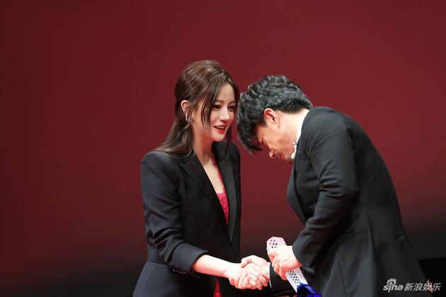 赵薇为段奕宏颁奖