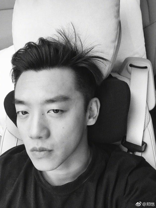 郑恺晒单眼皮高冷帅照 调侃自己五层眼皮超搞