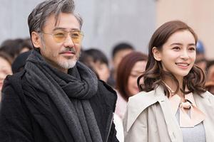 baby卷发配风衣搭档雅痞大叔吴秀波