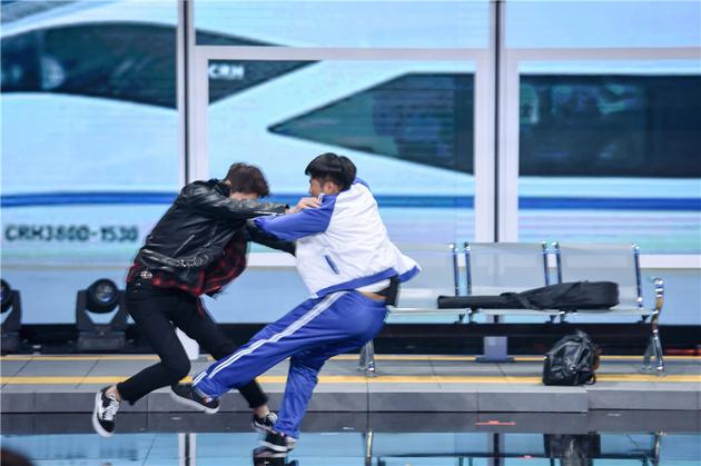 王亮与杨玏大打出手