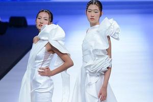 胡军女儿和马艳丽女儿同台走秀造型奇特