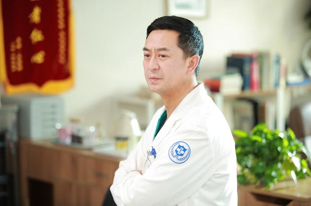 张嘉译霸屏开启 《急诊科医生》《猎场》同播|急诊科医生|张嘉译|猎场_新浪娱乐_新浪网