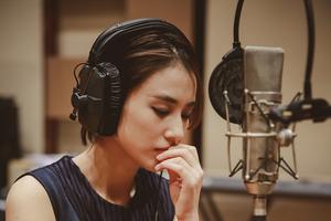 黄圣依产后复出“侧颜杀”少女感足