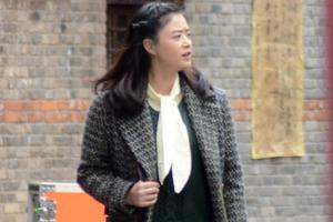 蒋欣与刘嘉玲演姐妹 走路放飞自我