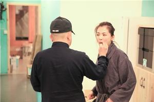 “回甘夫妇”王珂刘涛厨房喂食玩亲亲