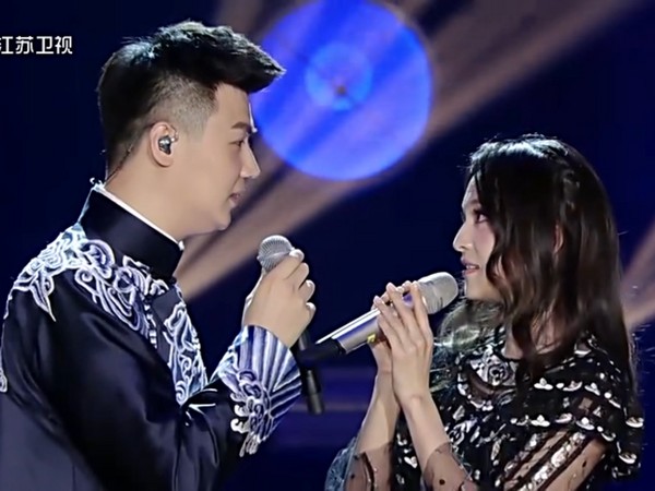 韶涵与参赛者合作 用京剧改编《隐形的翅膀》