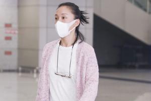 周迅机场卖萌俏皮可爱 马尾辫似少女