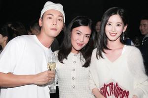 苏芒看秀集邮奶茶妹妹陈伟霆 开心搂腰