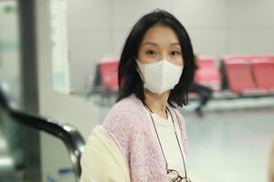 周迅粉嫩亮相机场 口罩遮面只露双眼