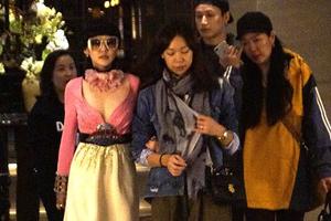 辣妈小S低胸开到腰性感爆棚获众人簇拥