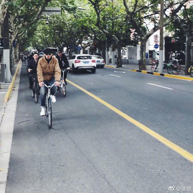 张震在微博上晒出自己骑单车的照片