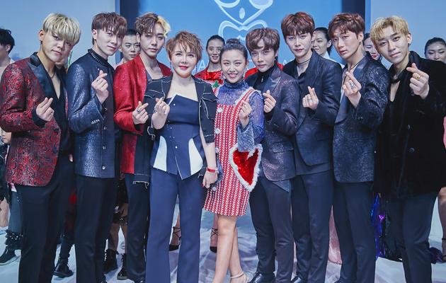 TEAM SPARK火星团出席活动 复古深色西服利