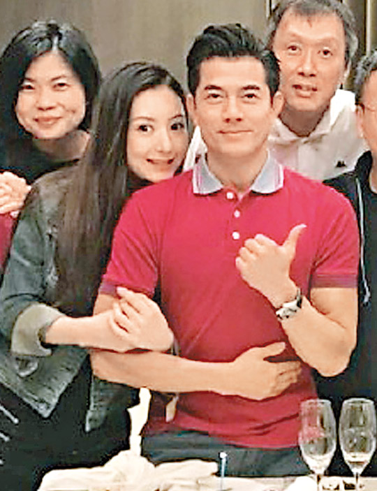 方媛差点儿跌倒 幸好郭富城牵着老婆的手