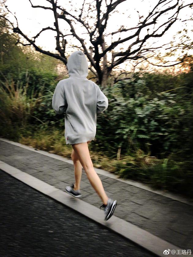王珞丹跑步锻炼身体