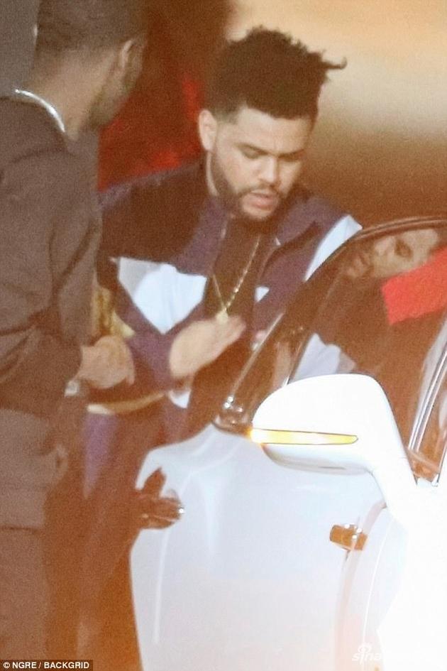 威肯(The Weeknd)于本周三晚现身,身旁出现神秘女郎,疑似在与赛琳娜分手后不久又有新恋情