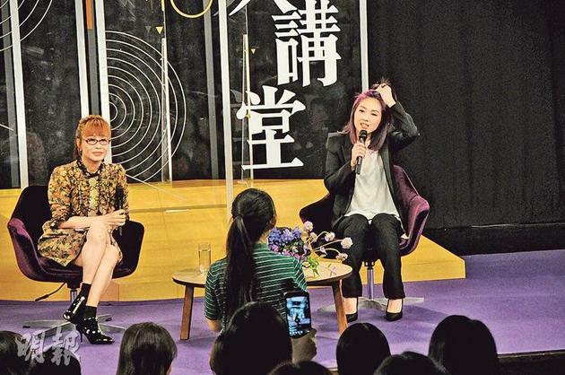 杨千嬅前晚(11月8日)前往城市大学为港台节目《金曲40‧大讲堂》担任嘉宾。