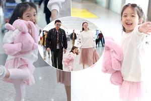 刘畊宏一家三口现身 小泡芙似洋娃娃