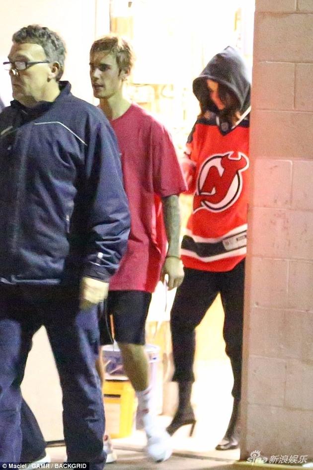 赛琳娜-戈麦斯,这位25岁的歌手兼演员与前男友贾斯汀-比伯(Justin Bieber)重聚,后者正在努力赢得她的芳心