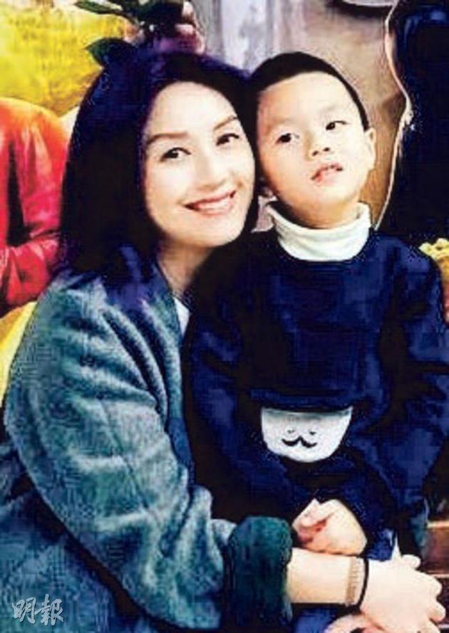 Torres人小鬼大,不淮妈妈杨千嬅的衣服太性感。