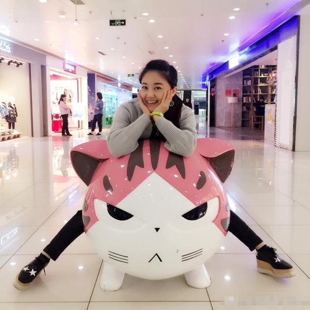 玖月奇迹小玮晒照 灰毛衣配休闲裤俏皮可爱|玖月奇迹|小玮|俏皮可爱_新浪娱乐_新浪网