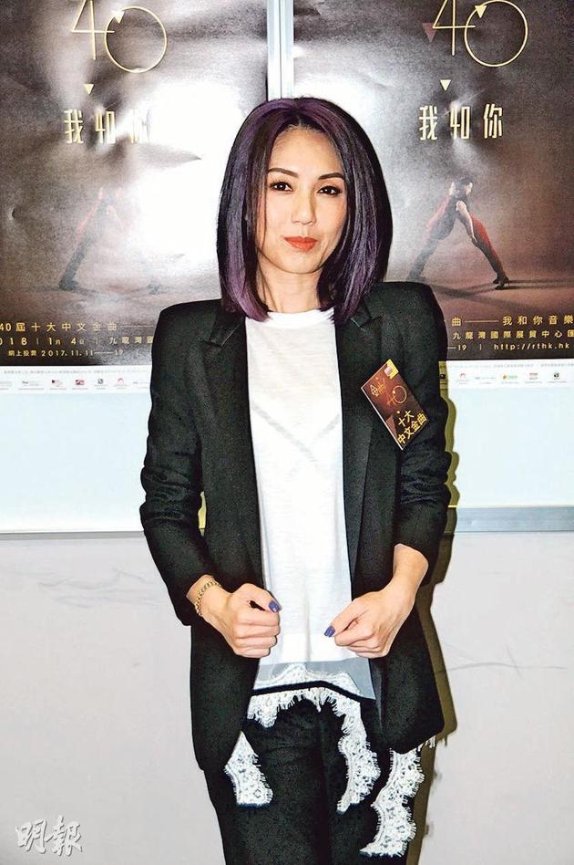 杨千嬅透露上次开演唱会已被儿子Torres检查表演的衣服,看见衣服少布就问为什么不穿一件衣服。