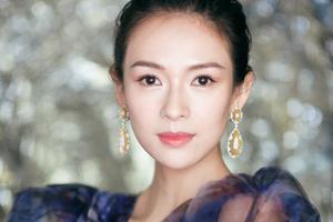 章子怡海洋色连衣裙肤白胜雪