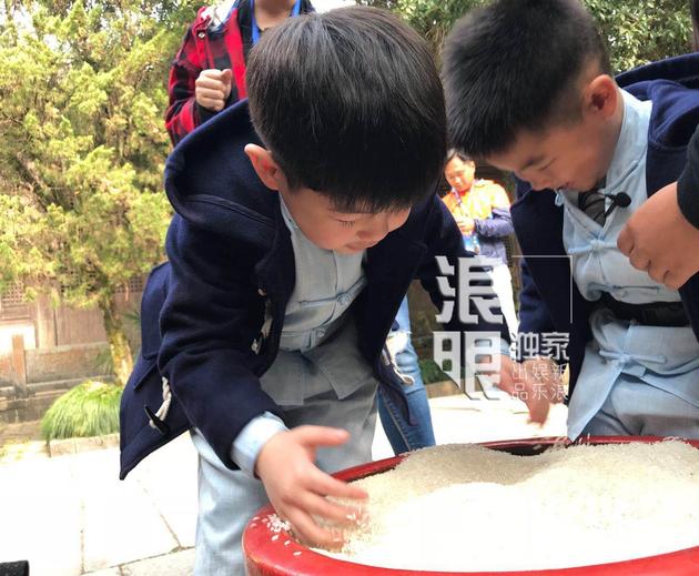 沙溢带着安吉小鱼儿回归《爸爸》