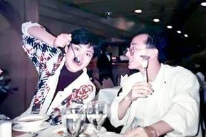 王菲早年家庭合照曝光开心与家人聚餐