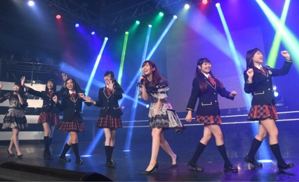 三人在见面会上载歌载舞