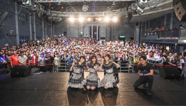 指原莉乃、伯木由纪和峯岸南在见面会上与粉丝大合影