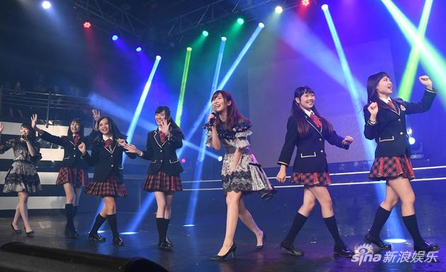 六位AKB48台湾研究生开场献唱