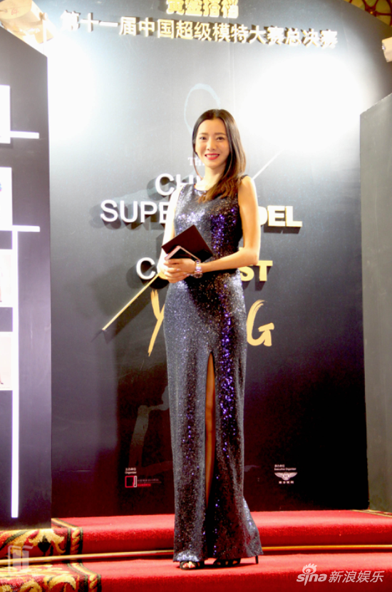 刘妍希受邀出席活动 时尚大气尽显女王范儿