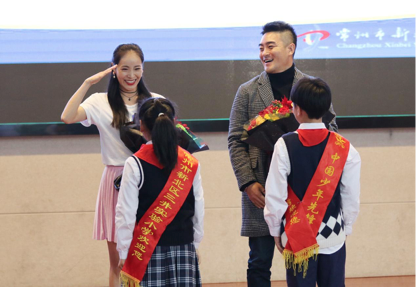 孩子們為最愛的導演、演員獻上鮮花