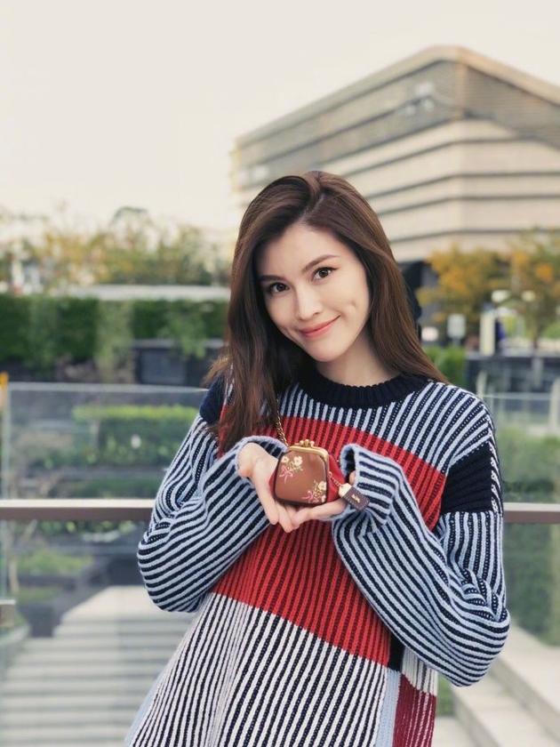 何穗穿拼接风毛衣走清新路线 甜笑露酒窝十分可人|何穗|拼接风|酒窝_新浪娱乐_新浪网