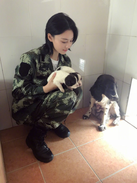 张馨予怀抱小狗崽爱不释手