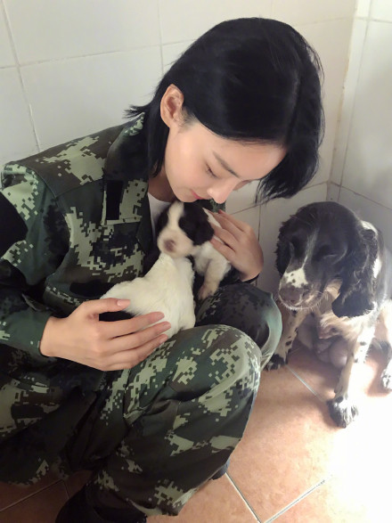 张馨予怀抱小狗崽爱不释手