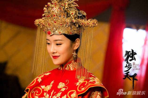 《独步天下》热播 皇后王渊慧凤袍霞帔温婉上线