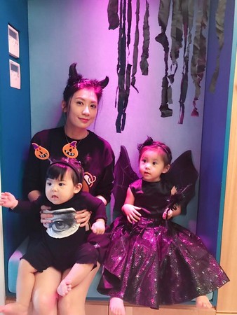 贾静雯和修杰楷结婚后,育有咘咘和BO妞两个可爱女儿。