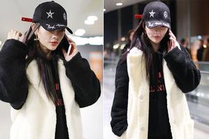 李小璐羊羔毛大衣配色似熊猫宝宝 边走边打电话